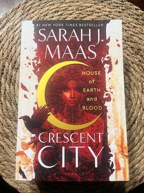 Sarah J. Maas - Crescent City: House of Earth and Blood (Red & Gold Cover)